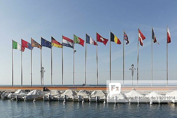 Bootshafen mit Fahen europäischer Länder  Garda  Gardasee  Venetien  Provinz Verona  Italien  Europa