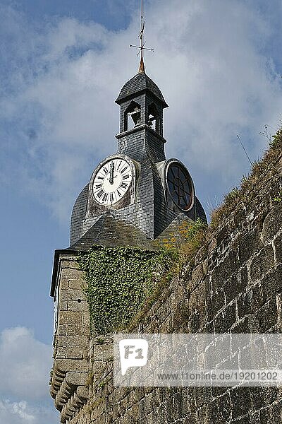 Glockenturm mit Uhr und die massiven Mauern der Altstadt von Concarneau  der Ville close. Concarneau  Finistere  Frankreich  Europa