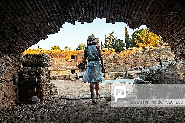 Römische Ruinen von Merida  ein junger Tourist im römischen Amphitheater von innen. Extremadura  Spanien  Europa