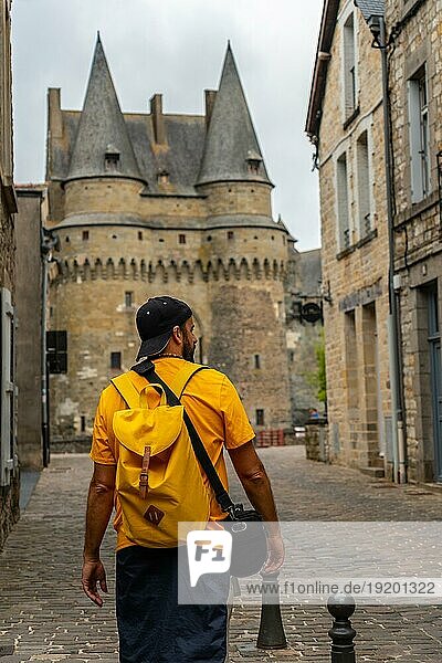 Ein junger Tourist in der mittelalterlichen Burg von Vitre. Departement Ille et Vilaine  Region Bretagne  Frankreich  Europa