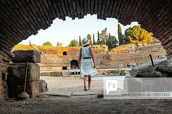 Römische Ruinen von Merida  ein junger Tourist im römischen Amphitheater von innen. Extremadura  Spanien  Europa