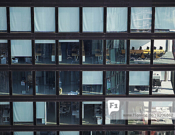 Länder  Deutschland  Stadt Frankfurt am Main  Blick von Main Tower Helaba Bank auf Fassade von Omniturm  Büros mit Einrichtung 
countries  city of Frankfurt  skyline  view on skyscraper facade  offices  Digitalbild