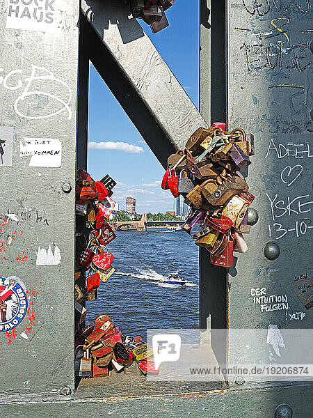 Sachaufnahme  Vorhängeschloß  Gruppe an Eisenträger von Brücke  Eiserner Steg  Stadt  Frankfurt am Main  Deutschland
padlocks on bridge  symbol  Digitalbild