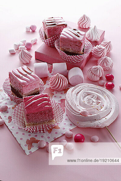 Rosafarbene Kuchen und Süßigkeiten