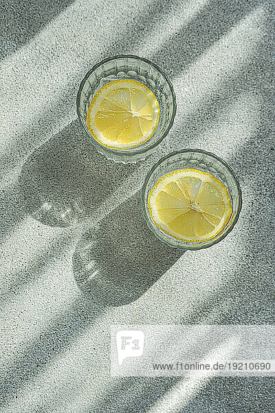 Wodka Tonic  serviert mit Zitrone
