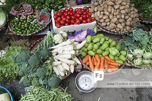 Verschiedenes Gemüse auf einem Markt (Vietnam)