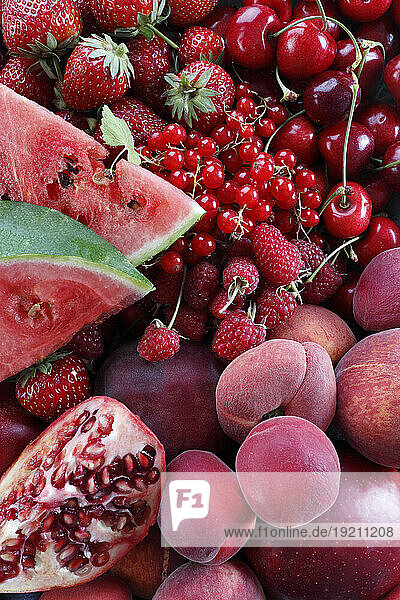 Verschiedene rote Früchte (Bildfüllend)