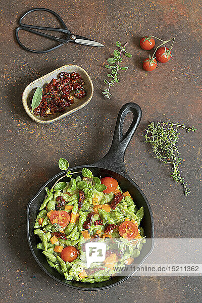 Grüne Spätzle mit Ricottacreme und Tomaten