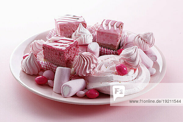 Rosafarbene Kuchen und Süßigkeiten