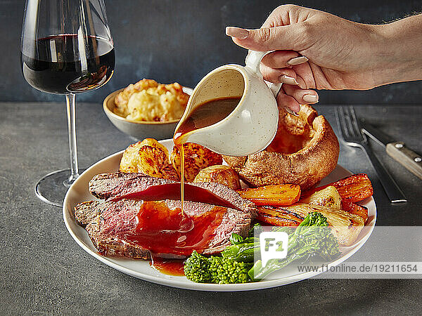 Sunday roast with various side dishes (Great Britain)