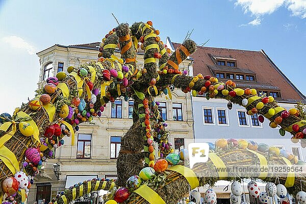 Die osterlich geschmückte Altstadt von Pirna. Seit der Wende sind zahlreiche  historisch wertvolle Gebäude vorbildlich saniert worden