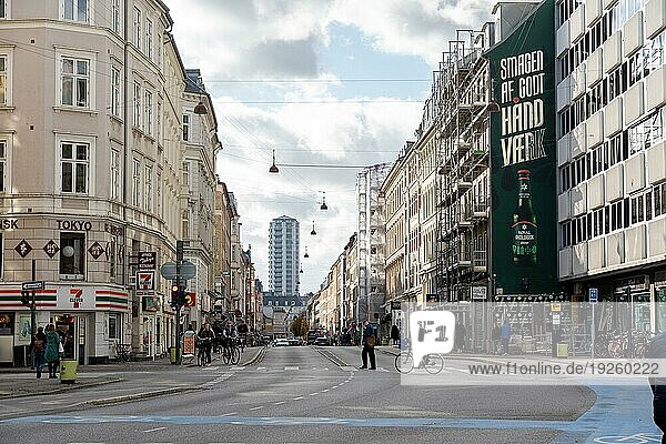Kopenhagen  Dänemark  16. Oktober 2022: Menschen  Autos und Geschäfte auf der Vesterbrogade im Stadtteil Vesterbro  Europa