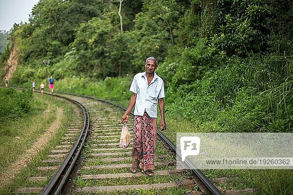 Ella  Sri Lanka  5. August 2018: Ein einheimischer Mann geht auf den Zuggleisen  Asien