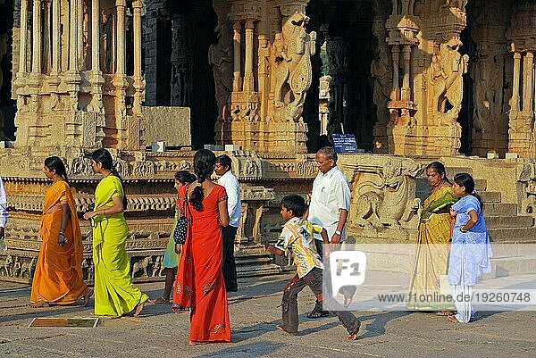 Indische Frauen  Männer und Kinder im Vitthala Tempel in Hampi  Süd-Indien