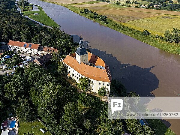 Das Schloss Hirschstein ist ein aus einer mittelalterlichen Burganlage hervorgegangenes Schloss in der Gemeinde Hirschstein im Landkreis Meißen Es erhebt sich imposant auf einem 25 Meter hohen Felsen am linken Elbufer gegenüber von Neuseußlitz