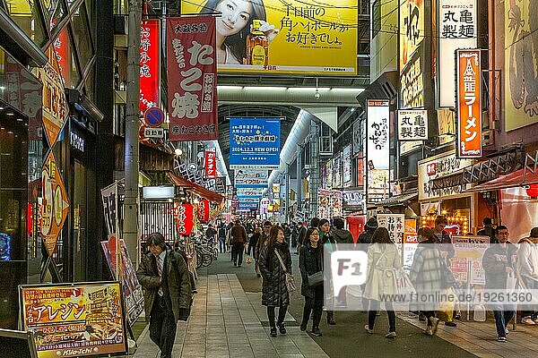 Osaka  Japan  09. Dezember 2014: Eine Gruppe von Menschen in einer überdachten Einkaufspassage im Stadtteil Dotonbori  Asien