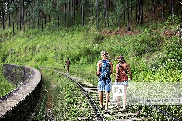 Ella  Sri Lanka  5. August 2018: Zwei Touristen gehen auf den Zuggleisen  Asien