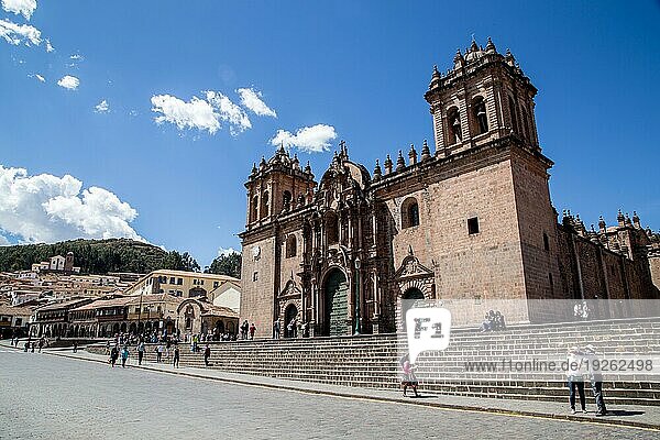 Cusco  Peru  06. Oktober 2015: Außenansicht der Kathedrale auf dem Hauptplatz im historischen Stadtzentrum  Südamerika