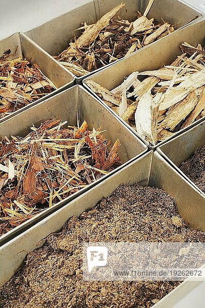 Proben von Biomassebrennstoffen  die im Labor analysiert werden sollen: Holzrinde und Torf. Nur für den redaktionellen Gebrauch