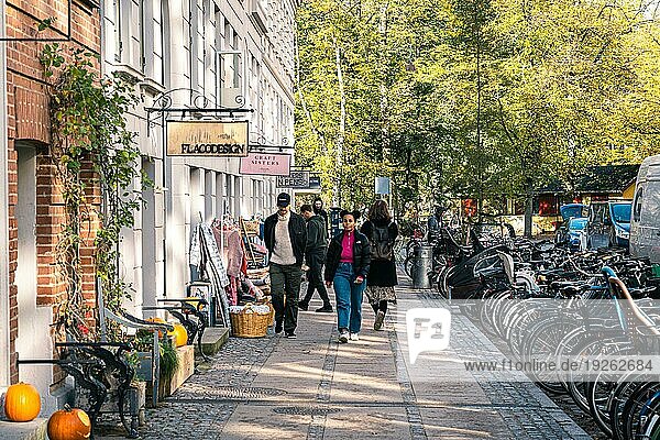 Kopenhagen  Dänemark  18. Oktober 2022: Menschen und Geschäfte in der Jägersborggade im Stadtteil Norrebro  Europa