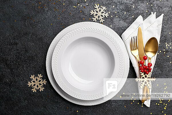 Weihnachten oder Neujahr Tabelle Einstellung mit goldenen Besteck auf schwarzem Stein Tisch  Karte oder Menüvorlage Kopie Raum flach legen