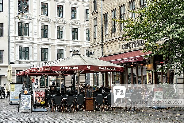 Kopenhagen  Dänemark  16. Oktober 2022: Menschen sitzen in einem Café am Vesterbros Torv im Stadtteil Vesterbro  Europa
