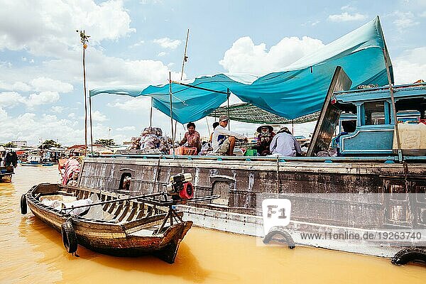 Mekongdelta Vietnam  28. September 2018: Nicht identifizierte vietnamesische Person  die mit einem Boot unterwegs ist  während sie ihrer Arbeit auf dem Mekongfluss in Vietnam nachgeht
