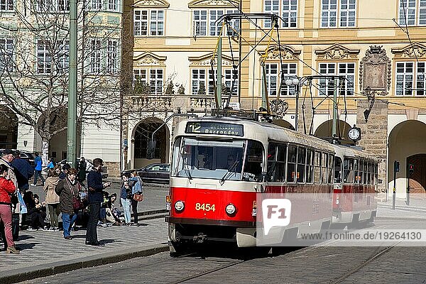 Prag  Tschechische Republik  16. März 2017: Menschen neben einer alten roten Straßenbahn im Stadtzentrum  Europa