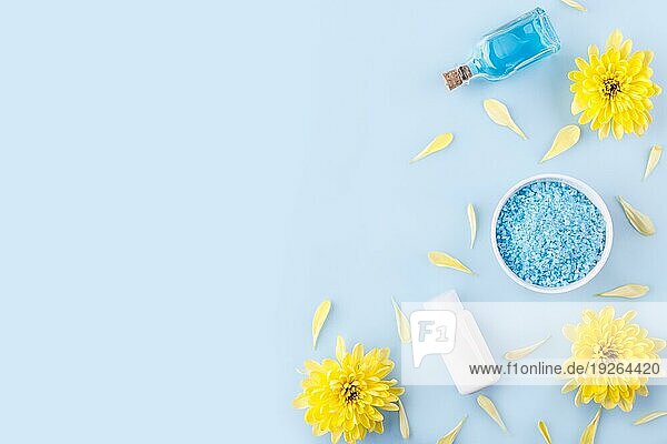 Spa Einstellung  Aromatherapie Gesundheit und Wellness auf blauem Hintergrund  Kopie Raum flach legen  blau Meersalz  Öl  Creme