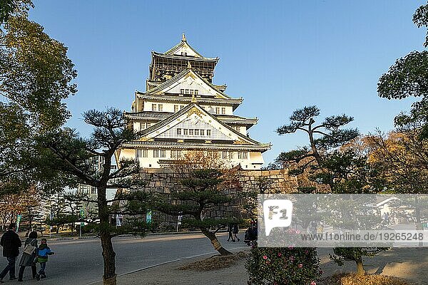 Osaka  Japan  10. Dezember 2014: Außenansicht der historischen Burg von Osaka und Menschen  Asien