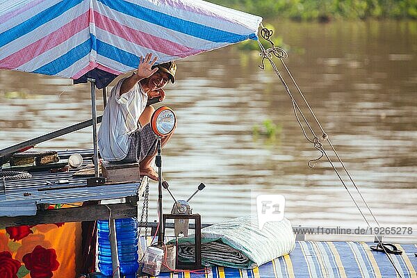 Mekongdelta Vietnam  29. September 2018: Nicht identifizierte vietnamesische Person  die mit einem Boot unterwegs ist  während sie ihrer Arbeit auf dem Mekongfluss in Vietnam nachgeht