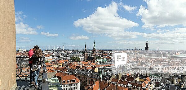 Kopenhagen  Dänemark  15. August 2016: Menschen genießen den Panoramablick über die Stadt vom Glockenturm der Vor Frue Kathedrale  Europa