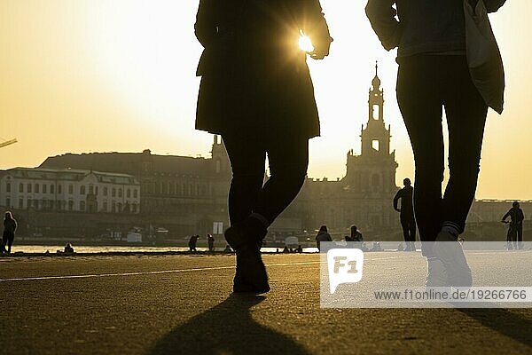 Die frühlingshaften Temperaturen locken viele Leute trotz Coronaeinschränkungen ins freie  auf die Elbwiesen und den Elberadweg. Die besondere Wetterlage färbt den Himmel früh und abends gelblich  durch eingeströmten Saharastaub