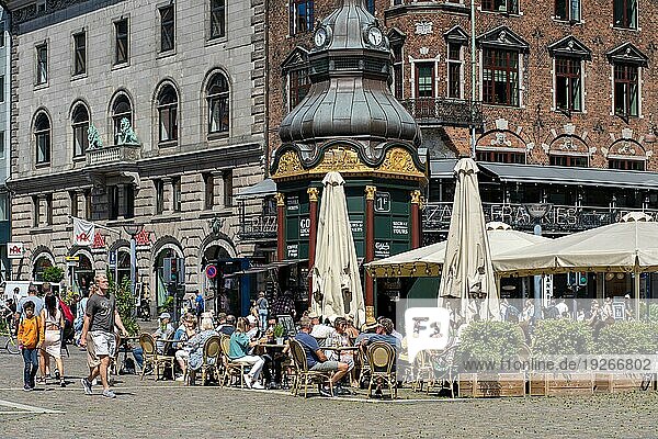Kopenhagen  Dänemark  13. September 2021: Menschen in Straßencafés auf dem Gammel Torv Platz im historischen Stadtzentrum an einem sonnigen Tag  Europa
