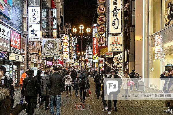 Osaka  Japan  09. Dezember 2014: Die Straßen sind voller Menschen im berühmten Einkaufsviertel Dotonbori  Asien
