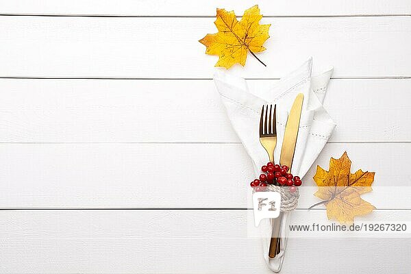 Herbst Tabelle Einstellung auf weißem Holztisch Thanksgiving oder Oktoberfest Jahrgang Hintergrund kopieren Raum