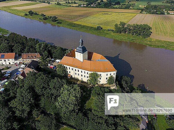 Das Schloss Hirschstein ist ein aus einer mittelalterlichen Burganlage hervorgegangenes Schloss in der Gemeinde Hirschstein im Landkreis Meißen Es erhebt sich imposant auf einem 25 Meter hohen Felsen am linken Elbufer gegenüber von Neuseußlitz