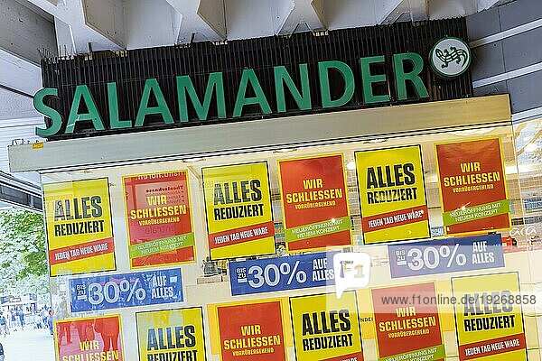 Salamander Filiale Stuttgart des Schuhgeschäfts  Plakate im Schaufenster: Wir schließen  Königstraße Stuttgart  Baden-Württemberg  Deutschland  Europa