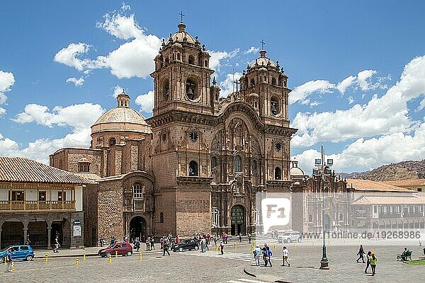 Cusco  Peru  06. Oktober 2015: Die katholische Kirche auf dem Hauptplatz im historischen Stadtzentrum  Südamerika