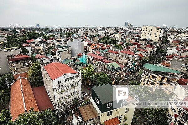 Ein Blick über die Dächer in Richtung Norden und Roter Fluss in Hanoi  Vietnam  Asien