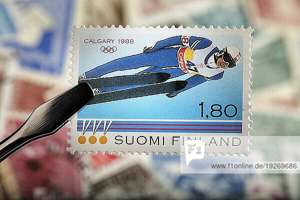 Finnische Gedenkbriefmarke von 1988. Matti Nykänen  der Skispringer  der bei den olympischen Winterspielen 1988 in Calgary drei Goldmedaillen gewann