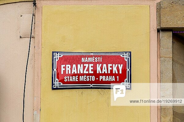 Prag  Tschechische Republik  19. März 2017: Schild Franz Kafka Straße  Europa