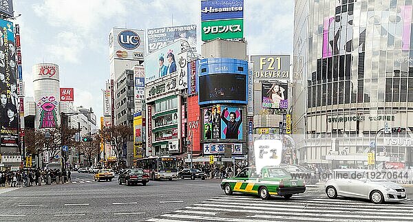 Tokio  Japan  21. Dezember 2014: Autos und Menschen an der berühmten Shibuyakreuzung in Tokio  Asien