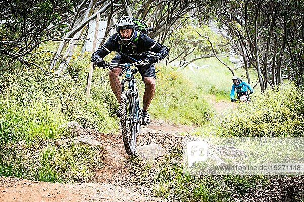 Downhill Mountainbike Fahrer versuchen die ABOM Strecke am 3. Januar 2016 in Mt Buller  Mt Buller  Australien  Ozeanien