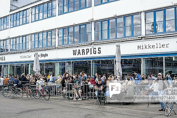 Kopenhagen  Dänemark  07. Mai 2022: Menschen in einer Bar im Fleischereiviertel im Stadtteil Vesterbro  Europa