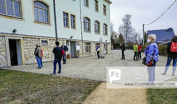 Zahlreiche Bürger des Landkreises Sächsische Schweiz Osterzgebirge  nehmen die Möglichkleit eines kostenlosen Corona Schnelltestes im Bürgerhaus Bannewitz  vor Ostern wahr