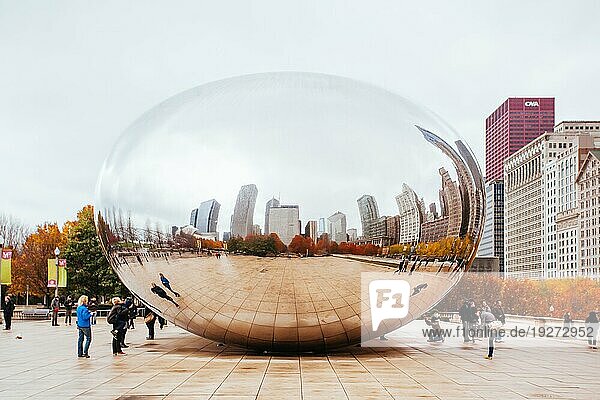 Chicago  USA  23. November 2013: Das Cloud Gate  auch bekannt als The Bean im Millenium Park  ist eine beliebte Touristenattraktion  Nordamerika
