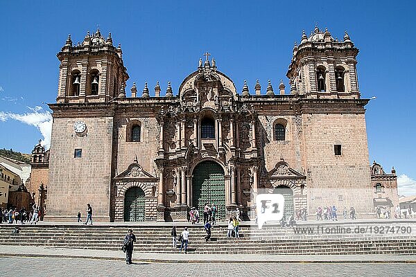 Cusco  Peru  06. Oktober 2015: Außenansicht der Kathedrale auf dem Hauptplatz im historischen Stadtzentrum  Südamerika