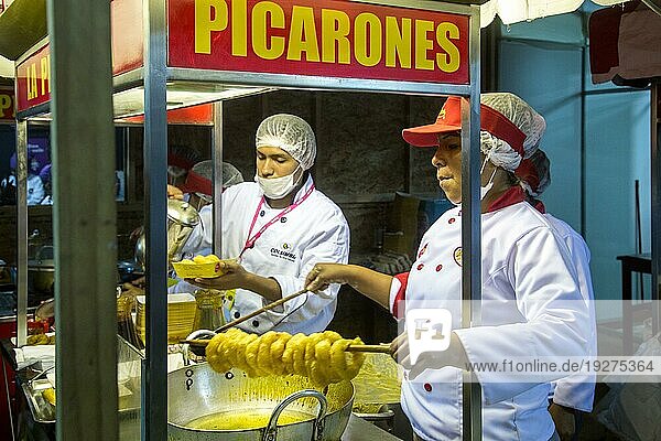 Lima  Peru  04. September 2015: Ein Mann und eine Frau bereiten Picarones und das jährliche Mistura Food Festival vor  Südamerika