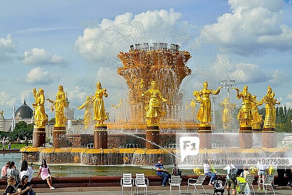 Moskau  Russland  25. August 2020: Touristen besichtigen den Brunnen Freundschaft der Völker mit goldenen Statuen  den Hauptbrunnen und eines der wichtigsten Symbole der VDNH  Europa